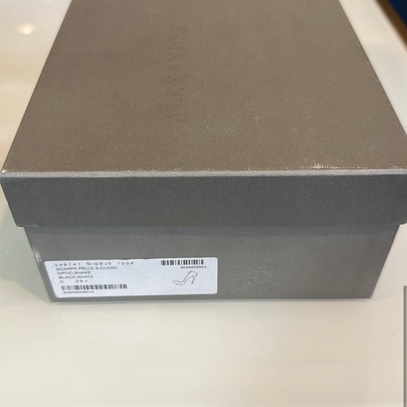 Alexander McQueen RARE black and white snakeskin round toe heels shoes size 39.5 - Picture 7 of 8